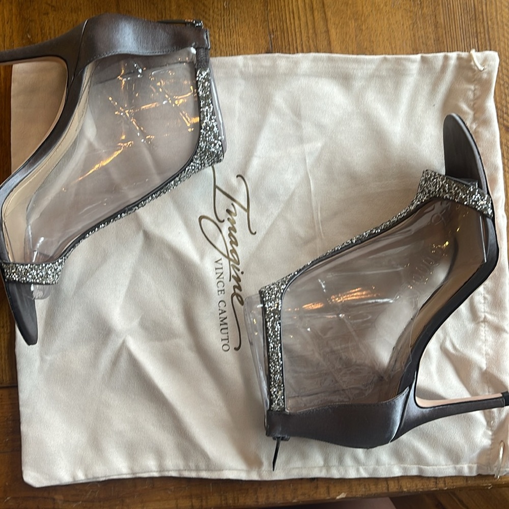 Imagine VINCE CAMUTO high heels - Picture 2 of 7